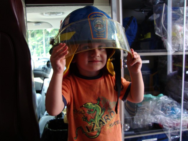 2009-07-27 - A future EMT visits the station.