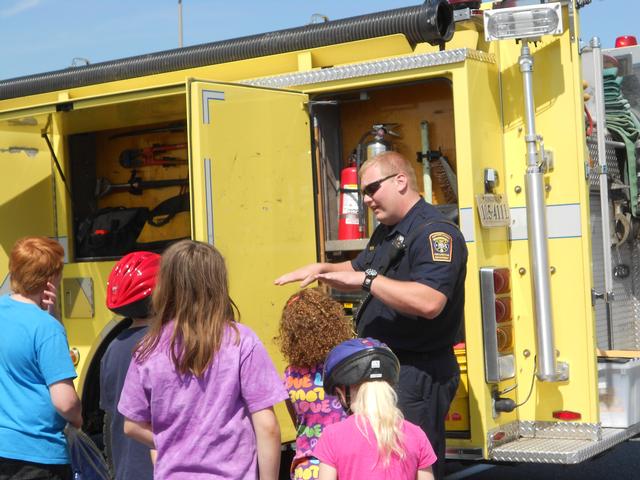 Jon tlaks to the kids about fire safety.