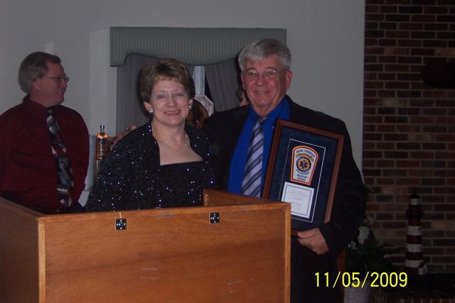 Mike Schaefer receives his Life Member Award from Chris Schoon
Banquet 2009
